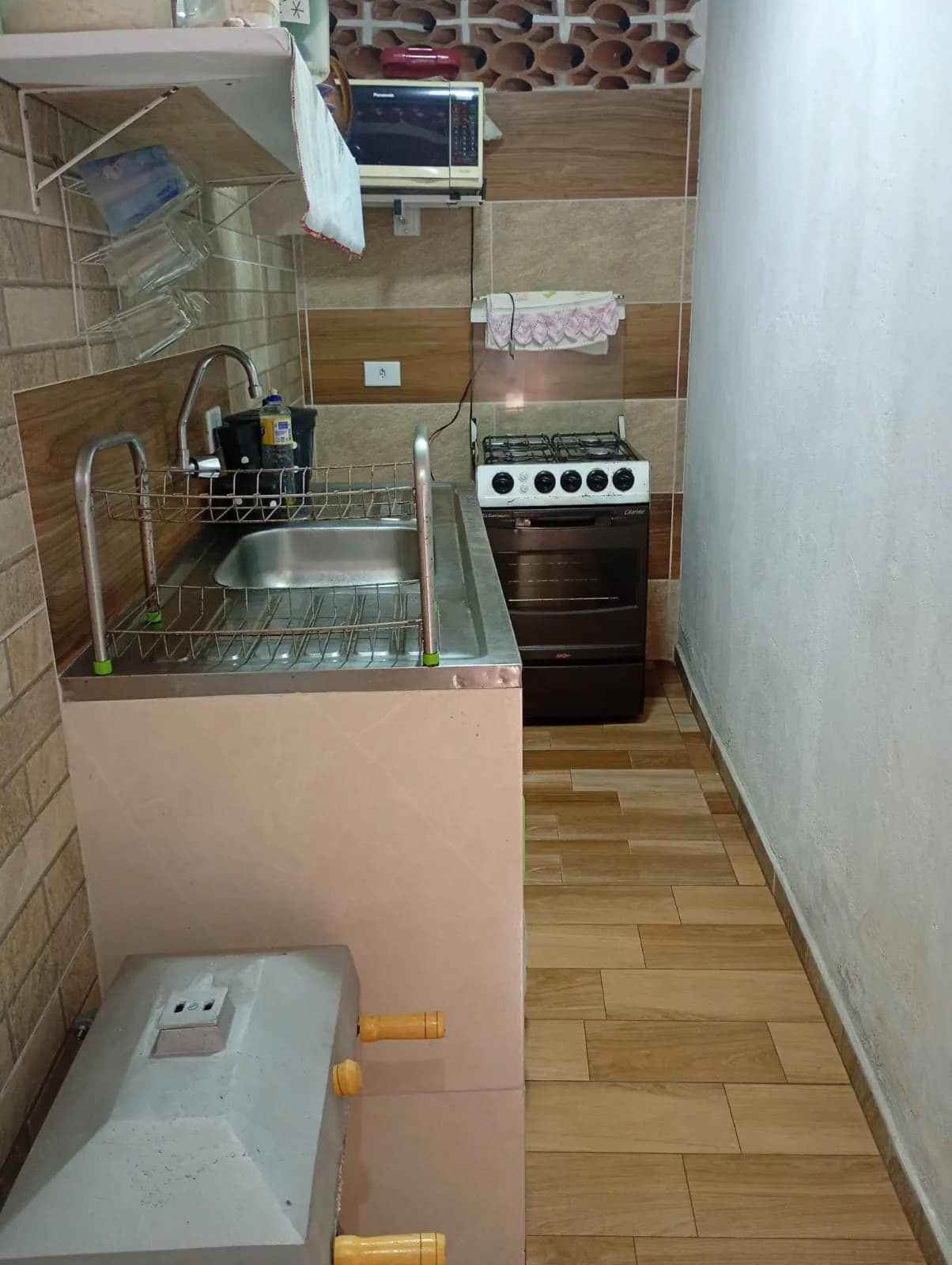 Mini cozinha compartilhada com fogão e pia